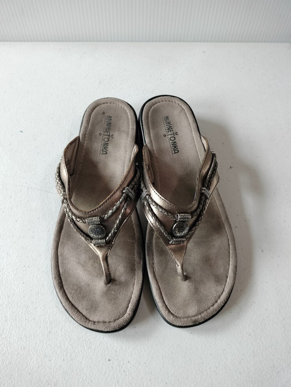 Minnetonka Pewter Silver Leather Thong Sandals Flip Flops 9 Southwestern Comfort